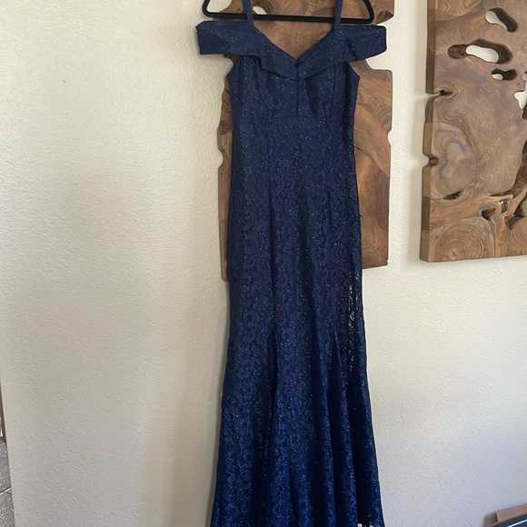 R & M Richard’s Full Length Blue Gown Size 8 Off Shoulder Lace Sweetheart Neck - Picture 10 of 11